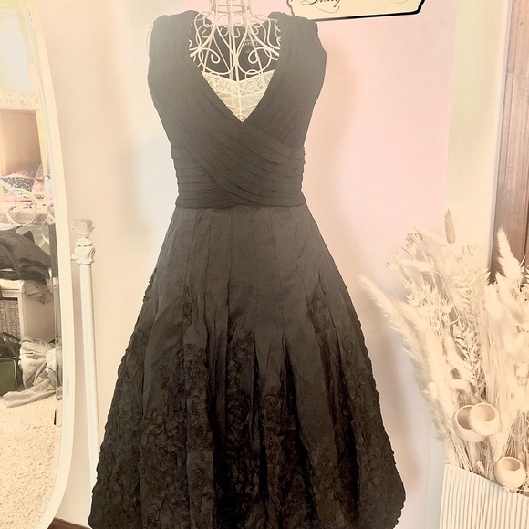 Dress - Picture 5 of 7